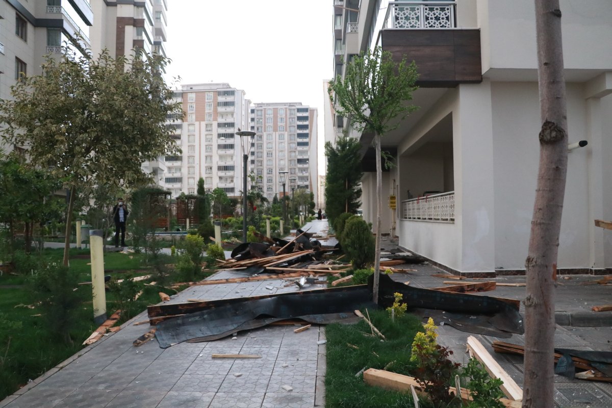 Gaziantep'te çatının uçma anları