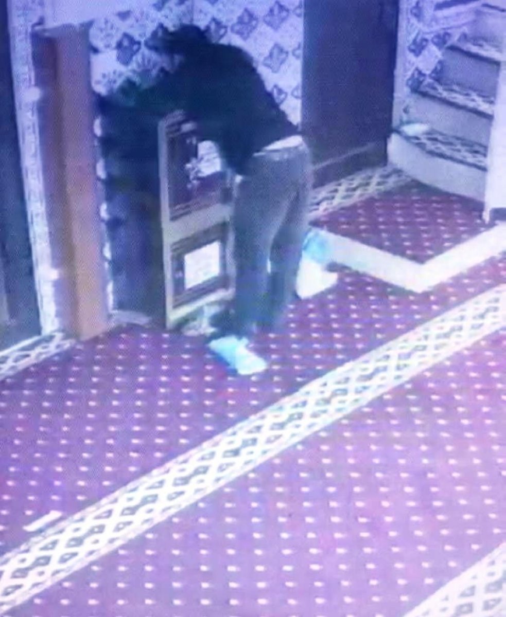 Diyarbakır'da camiye giren hırsız kamerada