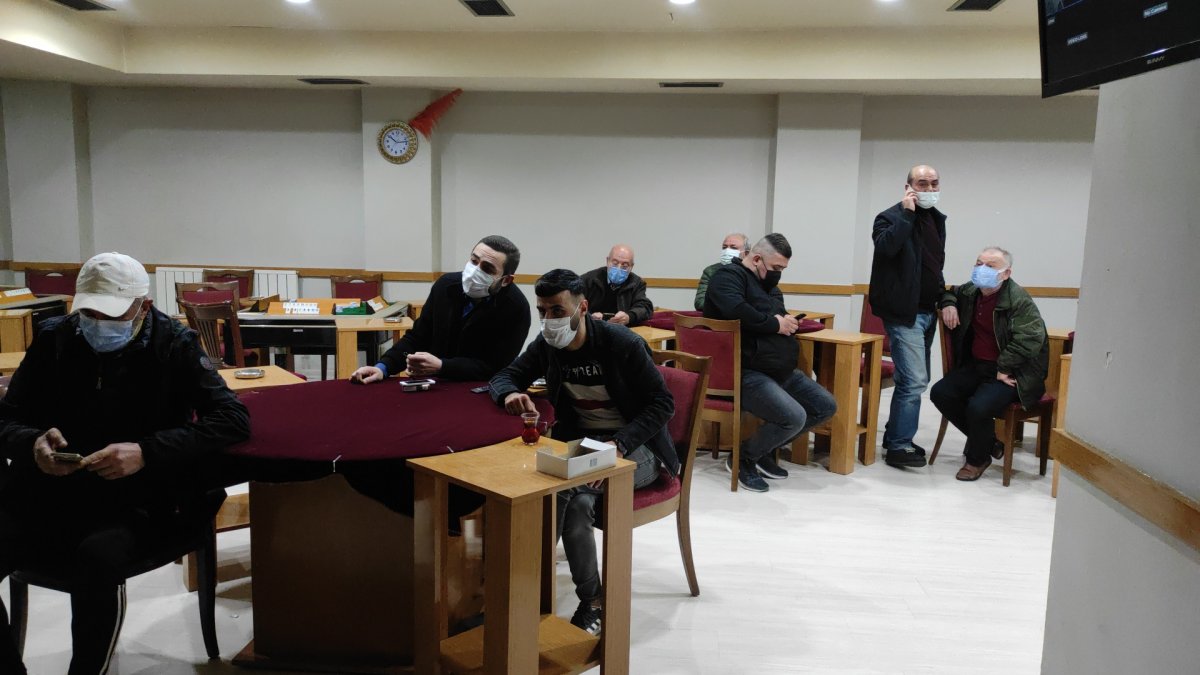 İstanbul'da kahvehaneye polis baskını