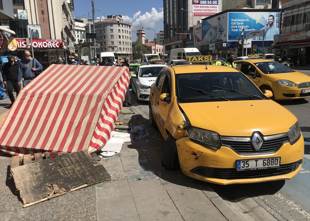 İzmir'de kazaya karışan taksi simitçi tezgahına çarptı