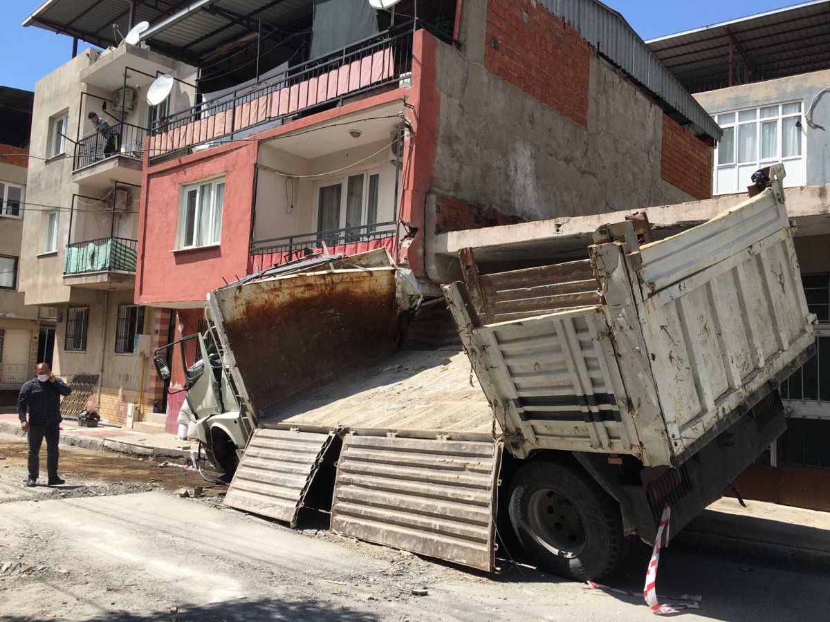 İzmir'de kamyon, depo ve apartmana çarptı