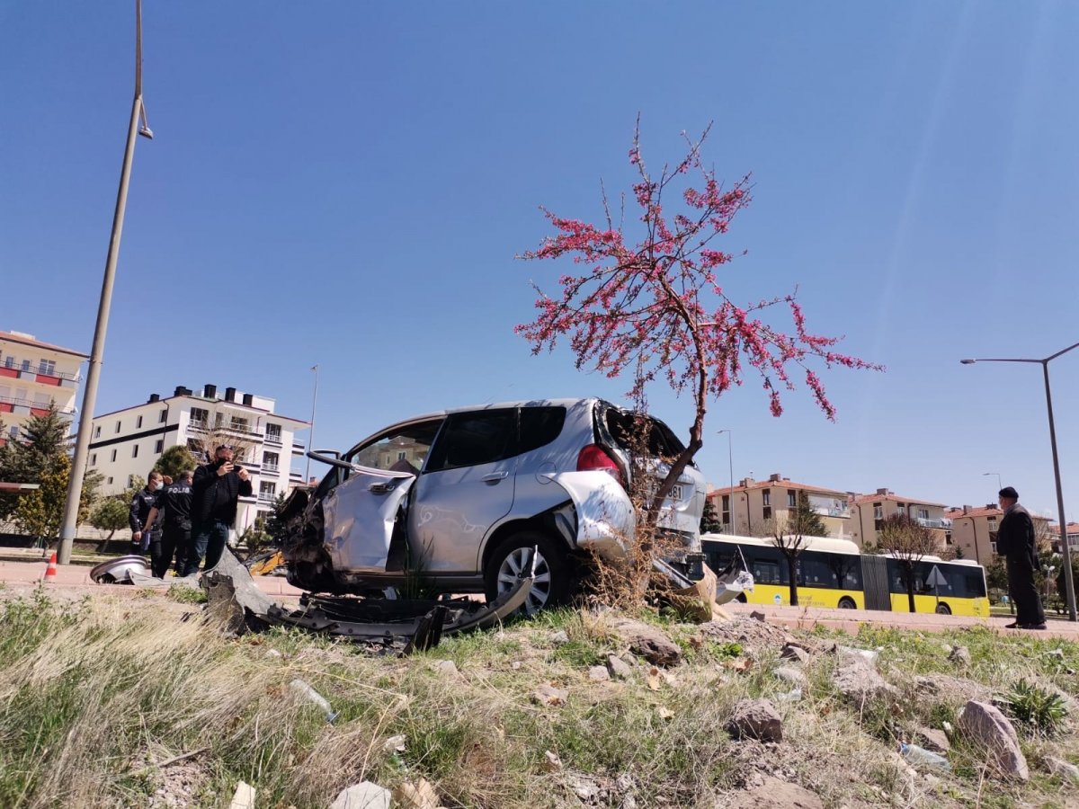 Kayseri’de yoldan çıkan otomobil takla attı