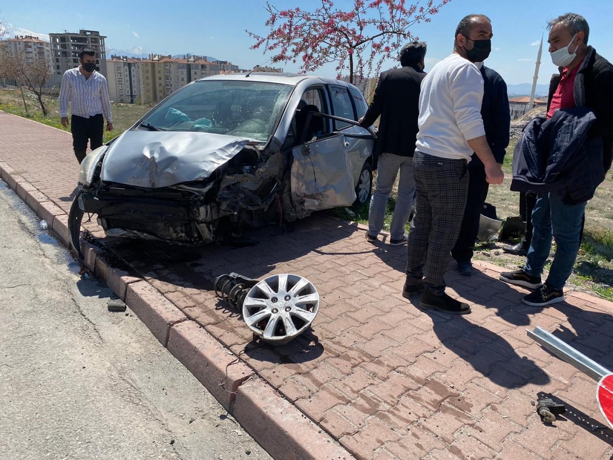 Kayseri’de yoldan çıkan otomobil takla attı