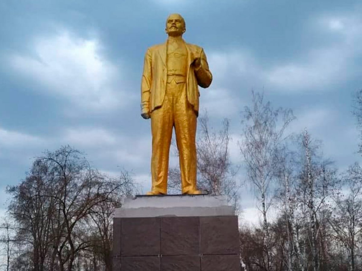 Где находится золотой памятник. Золотой памятник Ленину в Пензе. Статуя Ленина в селе Новосысоевка. Пенза статуя Ленина. Статуя Ленина Колпино.