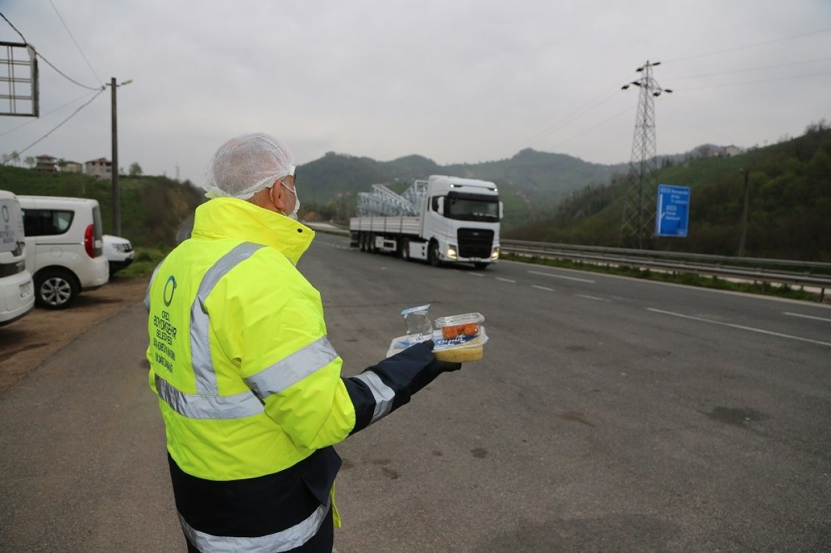 Ordu’da iftara yetişemeyen sürücüler için stant kuruldu