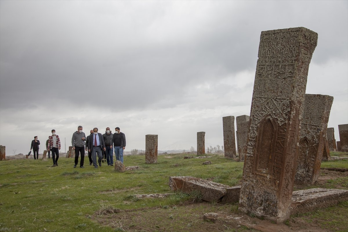 Ahlat Selçuklu Mezarlığı'nda 100 mezar taşı daha ayağa kaldırılacak