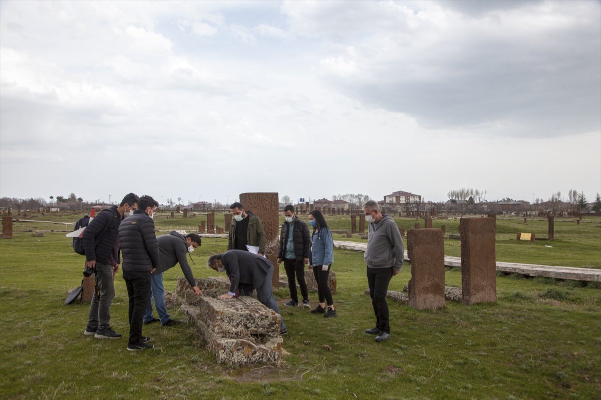 Ahlat Selçuklu Mezarlığı'nda 100 mezar taşı daha ayağa kaldırılacak