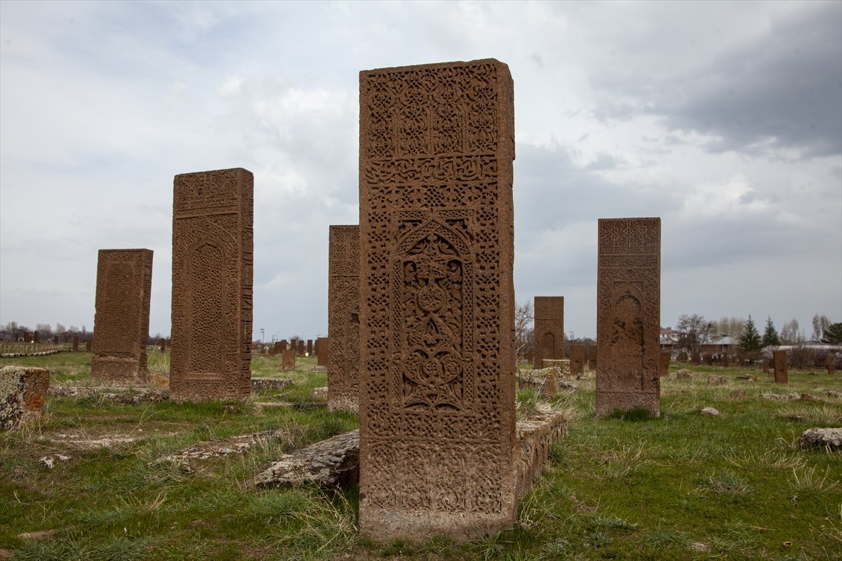 Ahlat Selçuklu Mezarlığı'nda 100 mezar taşı daha ayağa kaldırılacak