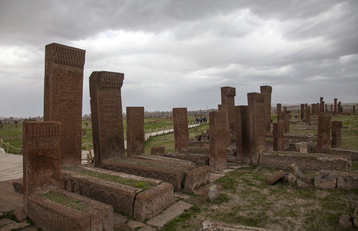 Ahlat Selçuklu Mezarlığı'nda 100 mezar taşı daha ayağa kaldırılacak