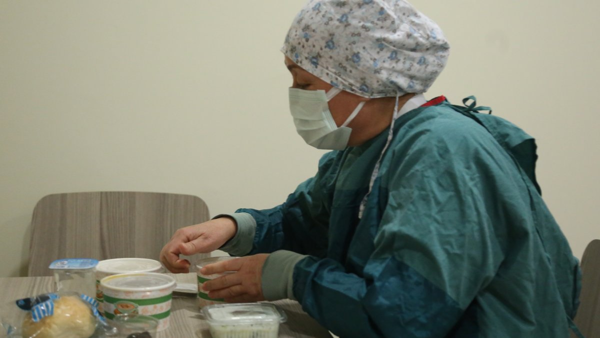 Kayseri'de Emine hemşirenin pandemi servisinde buruk iftarı