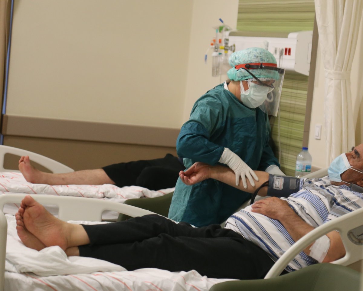 Kayseri'de Emine hemşirenin pandemi servisinde buruk iftarı