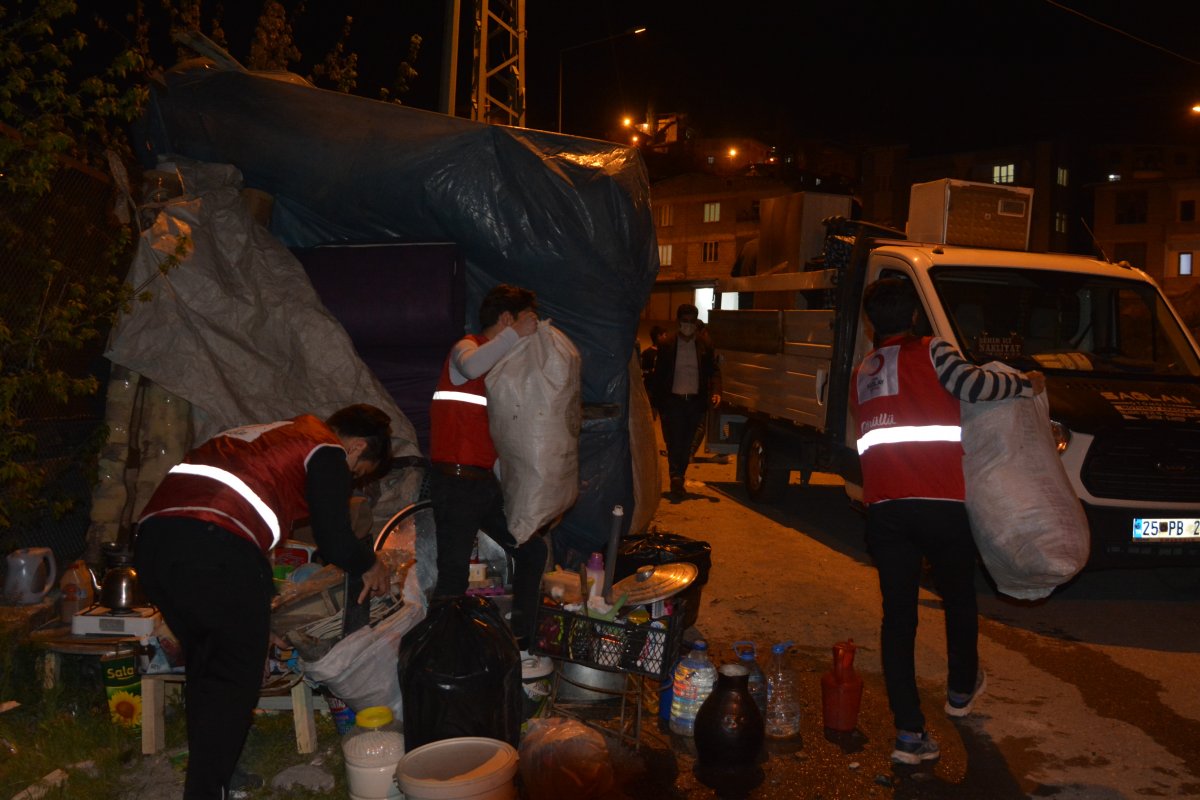 Hakkari’de sokakta kalan aileye Kızılay ve valilik yardım etti