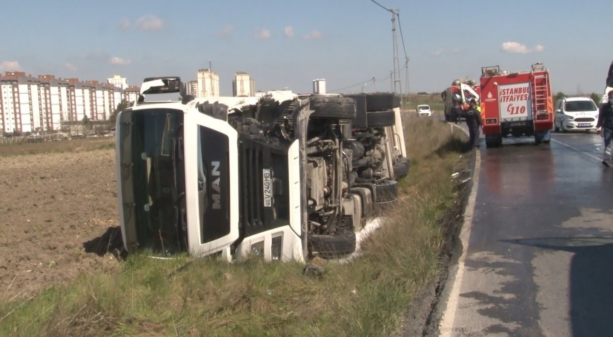 Hadımköy’de iki tır çarpıştı: 2 yaralı