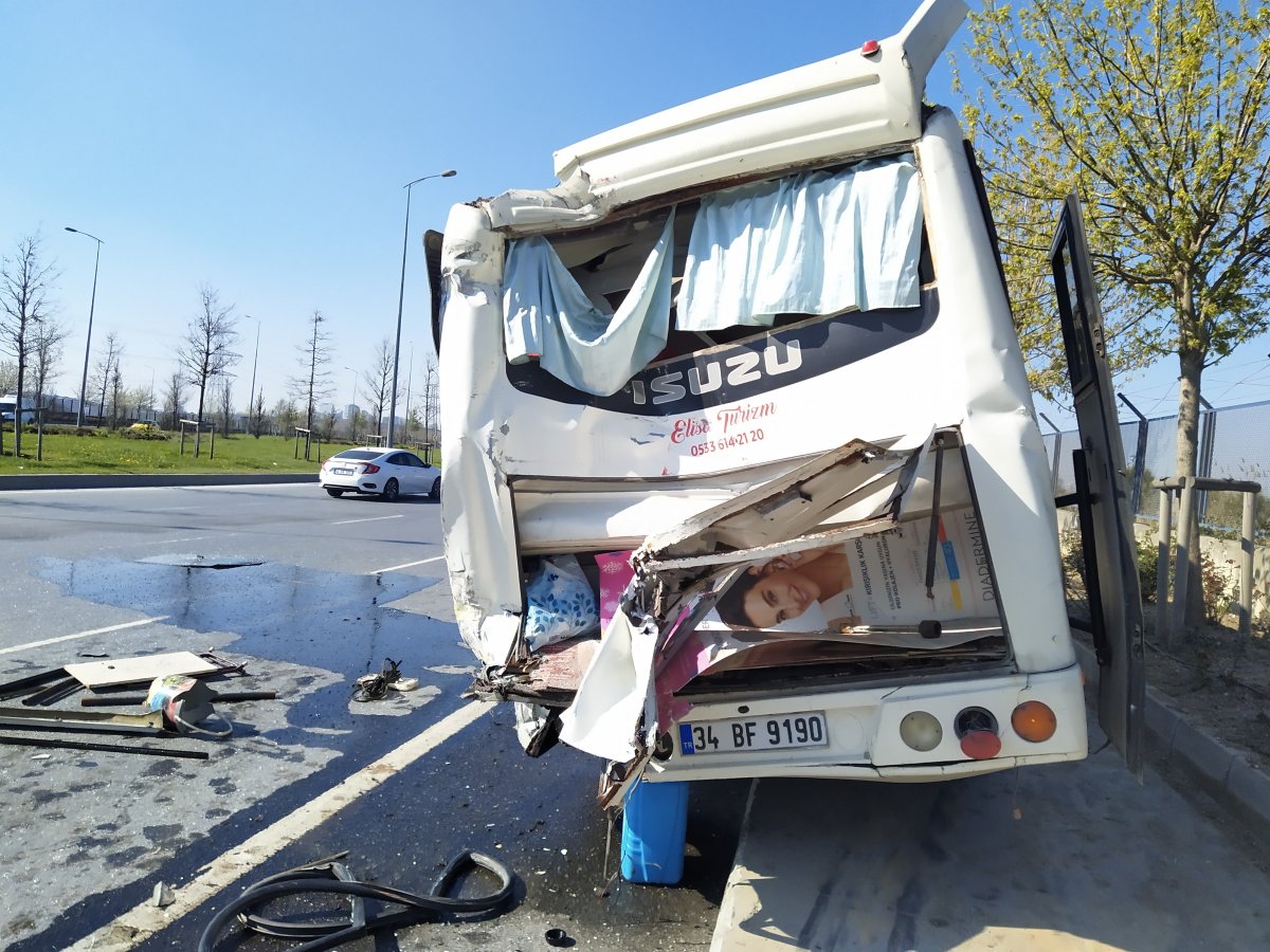 Başakşehir’de İETT otobüsü minibüse çarptı