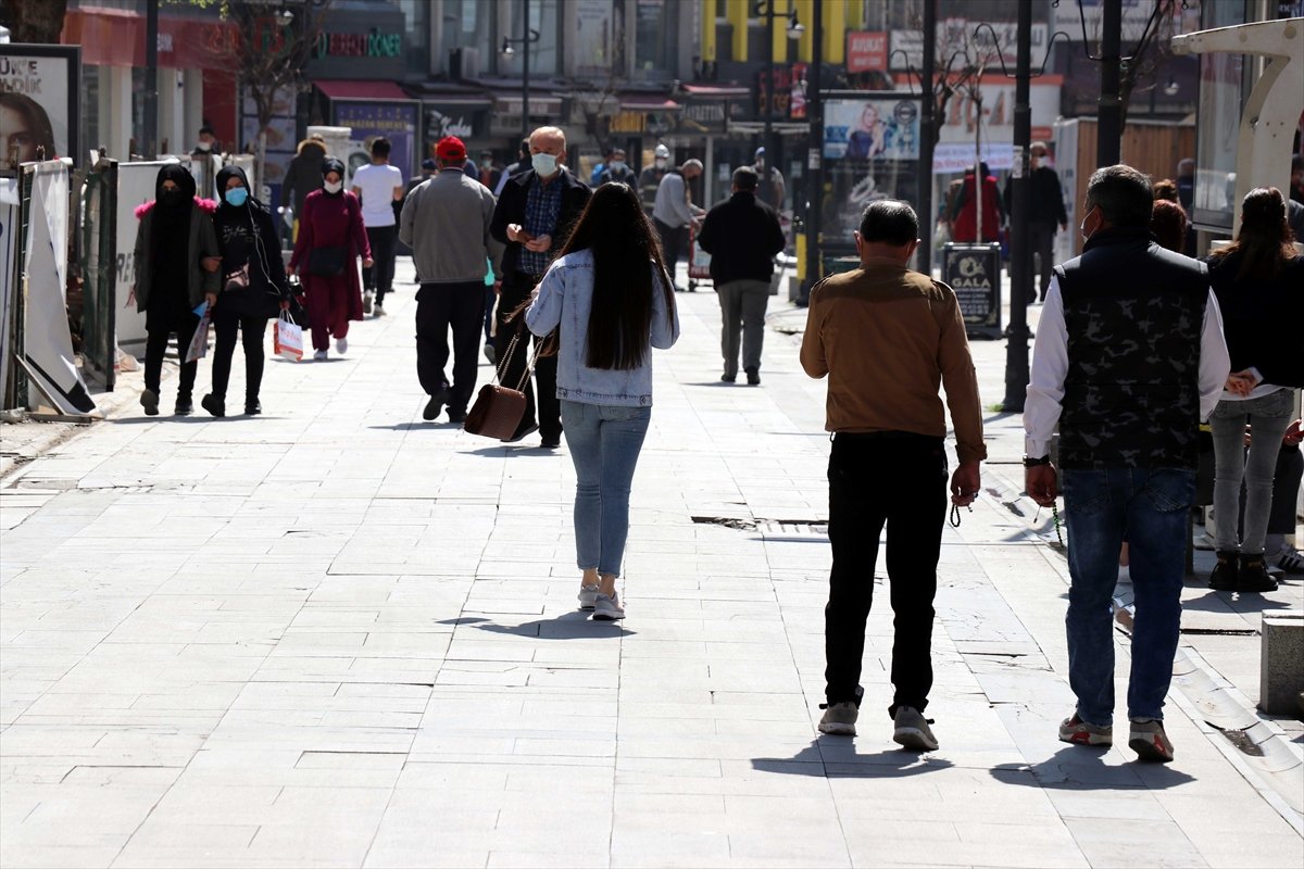 Koronavirüs testlerinin pozitiflik oranı 3 kat arttı