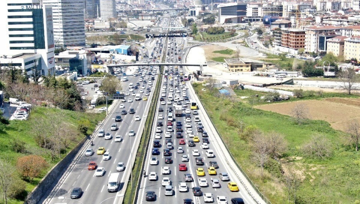 İstanbul'da kısıtlama öncesi trafik yoğunluğu yüzde 67'ye ulaştı