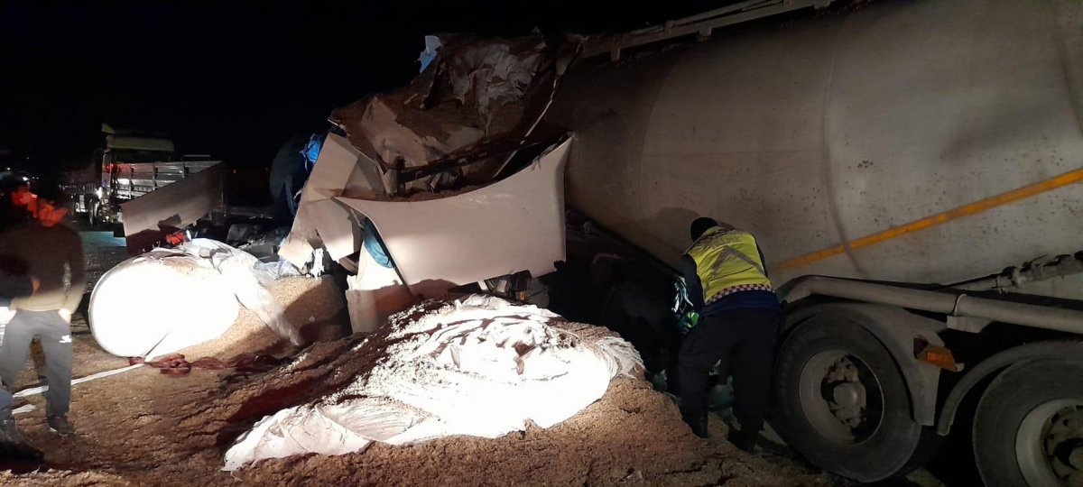 Afyonkarahisar'da TIR ile beton mikseri kafa kafaya çarpıştı