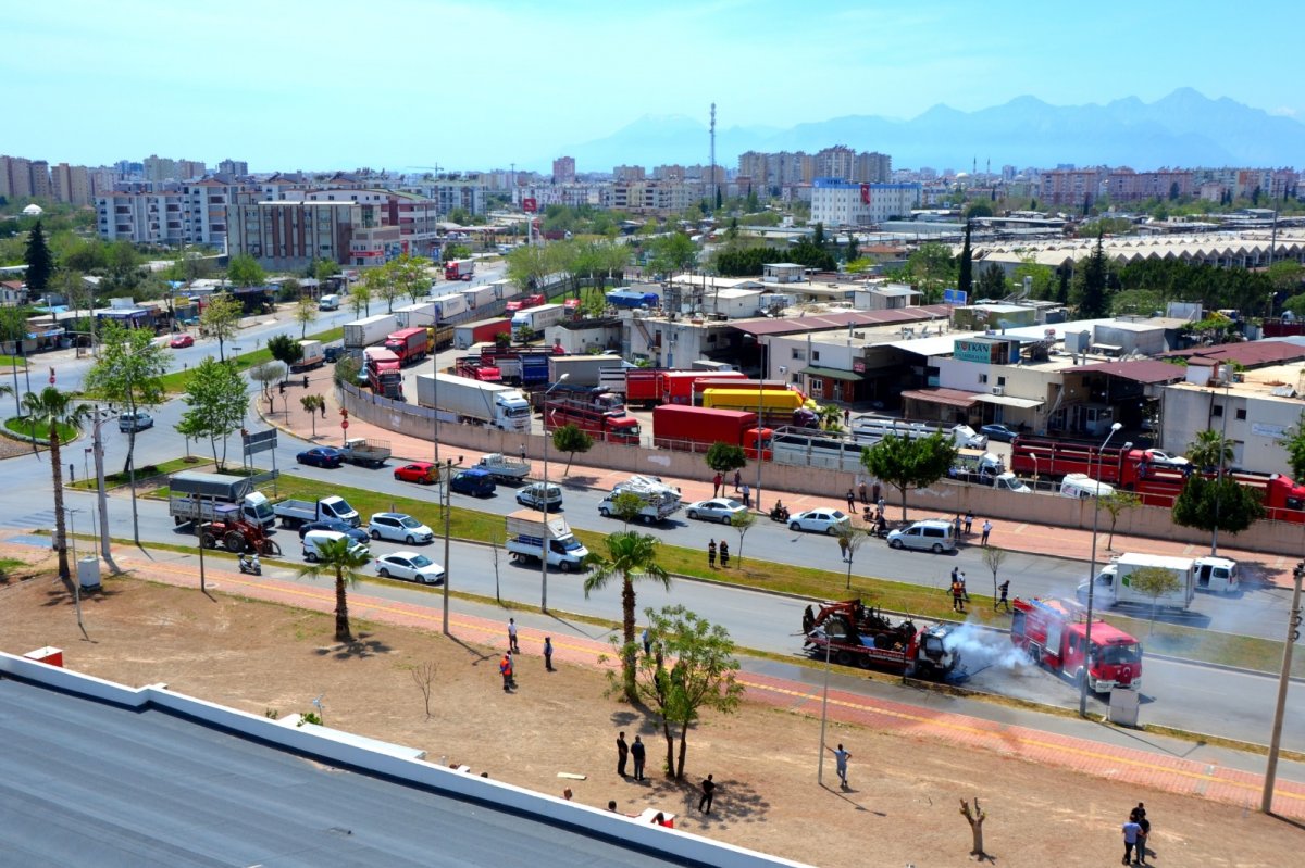 Antalya'da seyir halindeki çekici alevlere teslim oldu