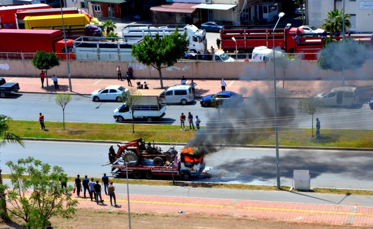 Antalya'da seyir halindeki çekici alevlere teslim oldu