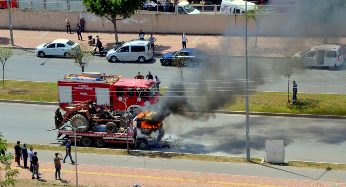 Antalya'da seyir halindeki çekici alevlere teslim oldu