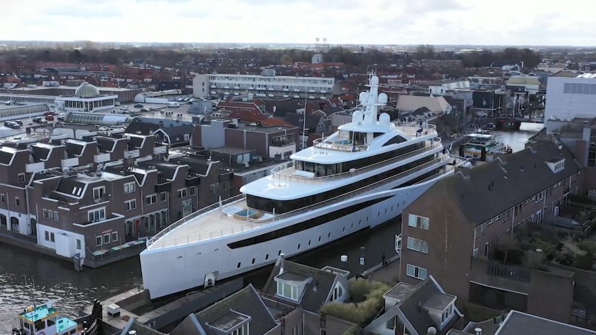 Luxury 94-metre yacht passed through narrow channel in Netherlands #5