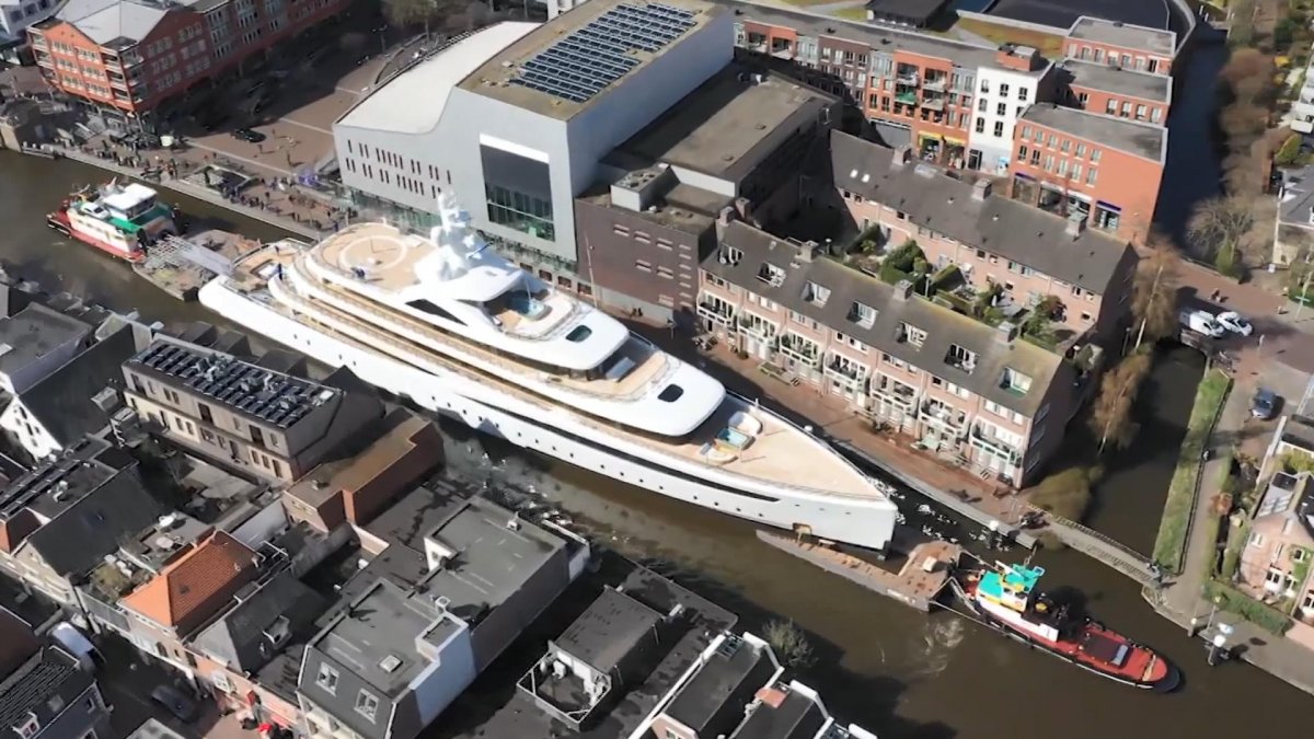Luxury 94-metre yacht passed through narrow channel in Netherlands #6