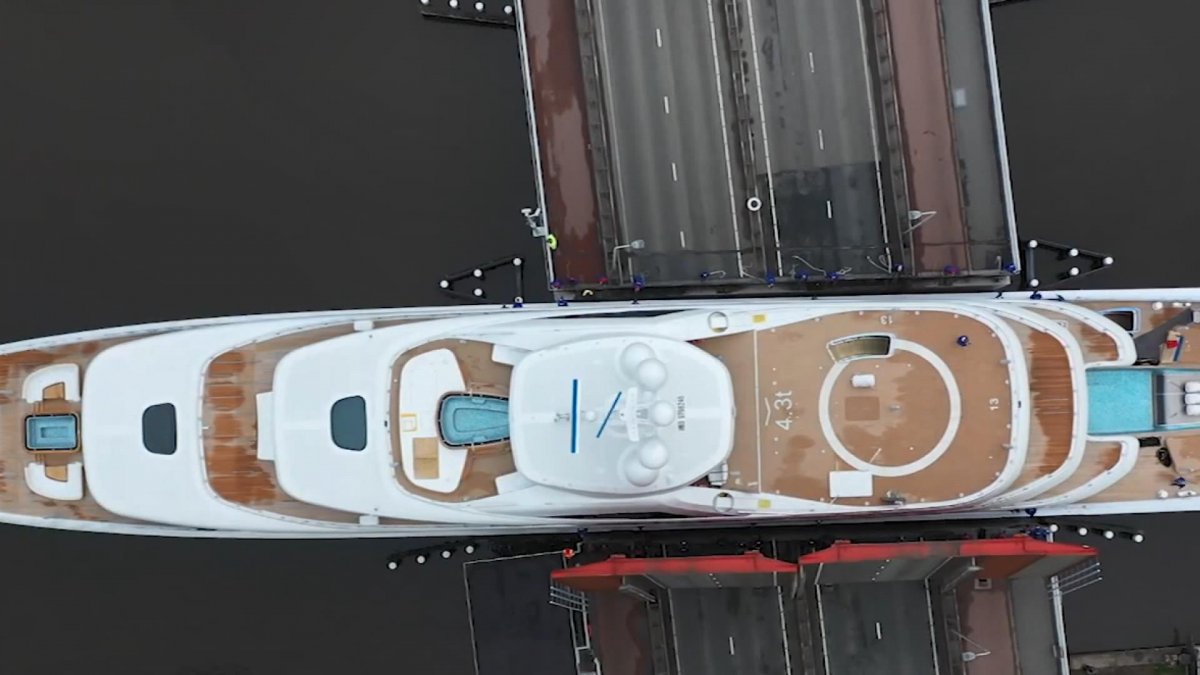 Luxury 94-metre yacht passed through narrow channel in Netherlands #3