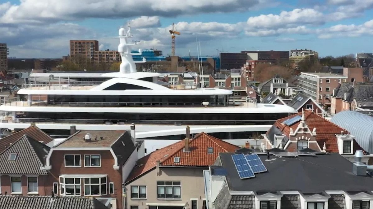 Luxury 94-metre yacht passed through narrow channel in Netherlands #4