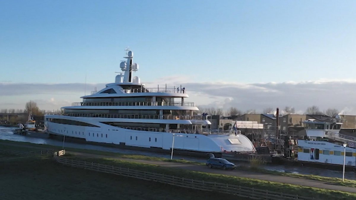 Luxury 94-metre yacht passed through narrow channel in Netherlands #2