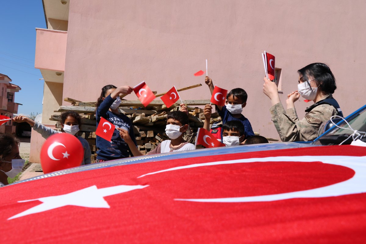 Elazığ'da jandarma ekiplerinden çocuklara sürpriz