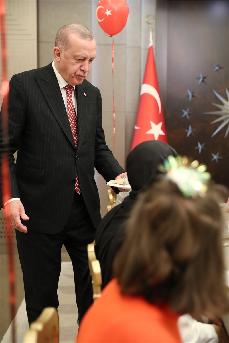 Cumhurbaşkanı Erdoğan, çocuklarla iftarda buluştu #13