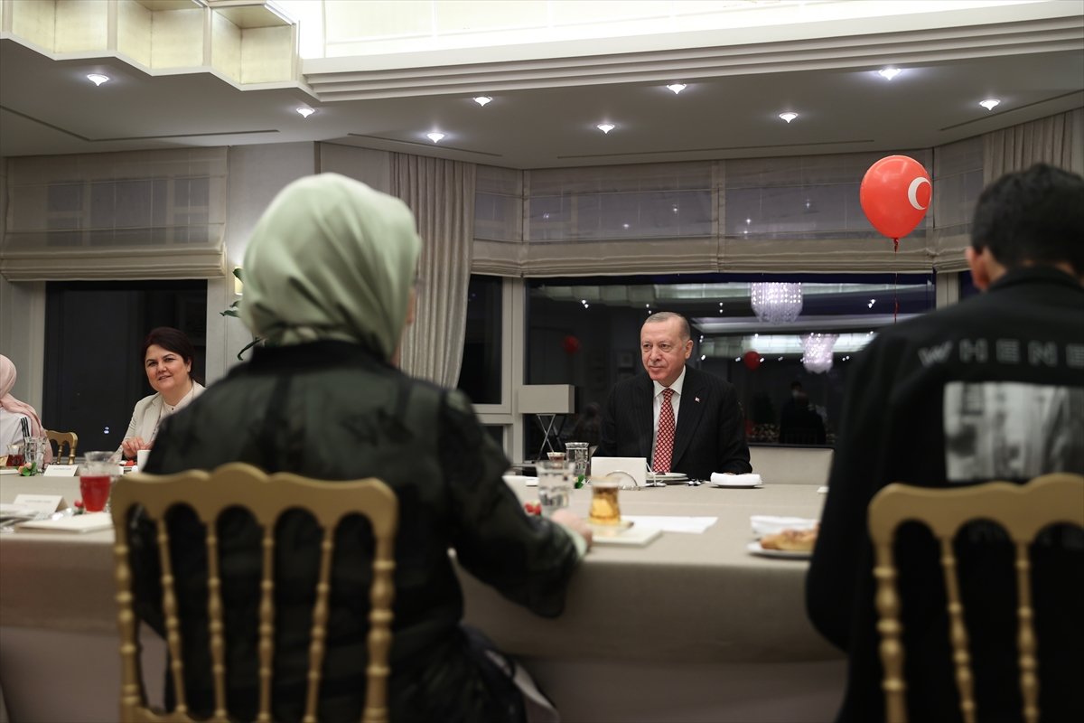 Cumhurbaşkanı Erdoğan, çocuklarla iftarda buluştu #4