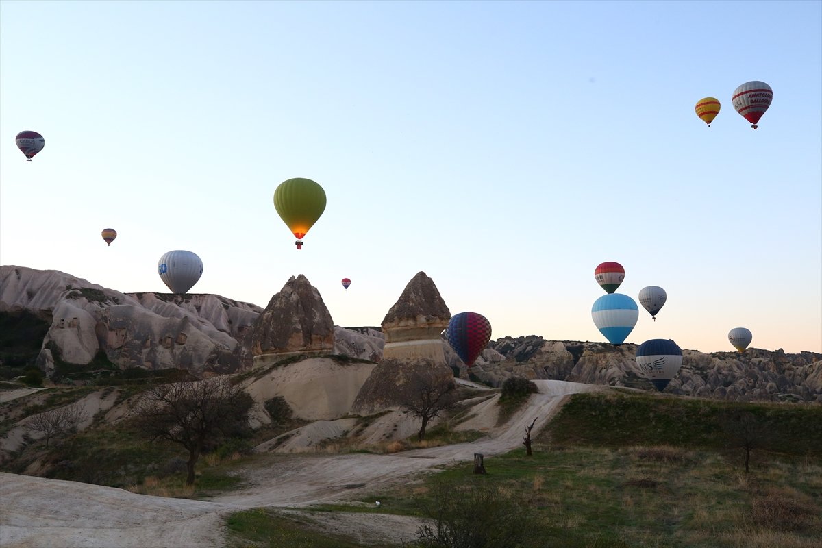 Kapadokya'da balonlar Türk bayrakları ve Atatürk posteri ile uçtu