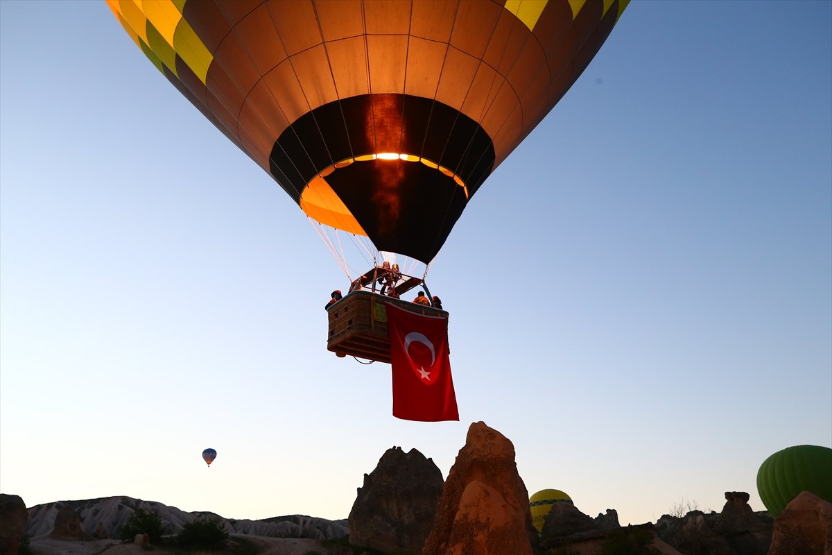 Kapadokya'da balonlar Türk bayrakları ve Atatürk posteri ile uçtu