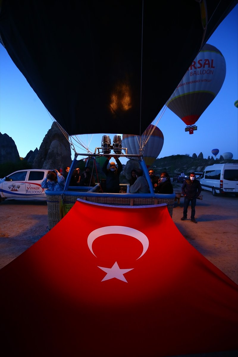 Kapadokya'da balonlar Türk bayrakları ve Atatürk posteri ile uçtu