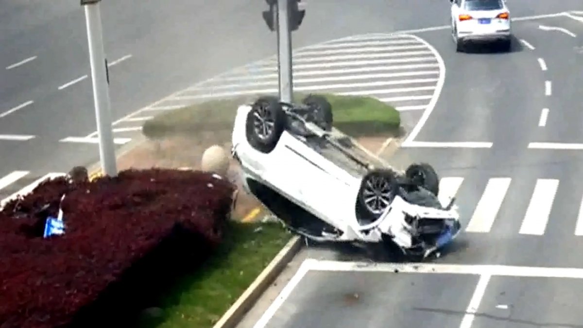 Seat belt saved the driver who rolled over in China #2