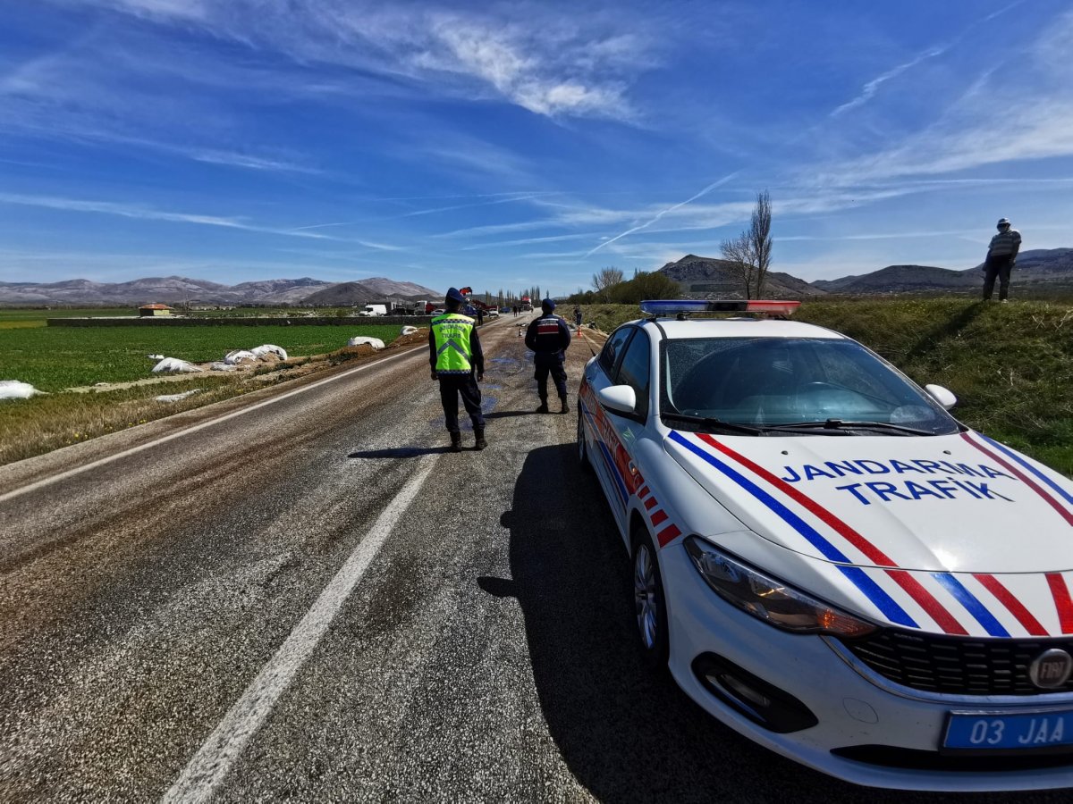 Afyonkarahisar'da iki tır kafa kafaya çarpıştı