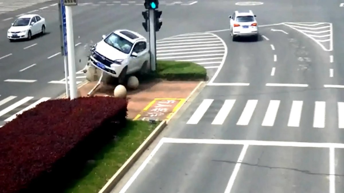 Seat belt saved the driver who rolled over in China #1