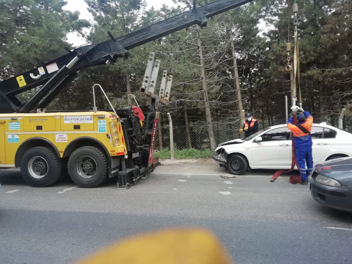 Maltepe’de kontrolden çıkan otomobil ormanlık alana uçtu