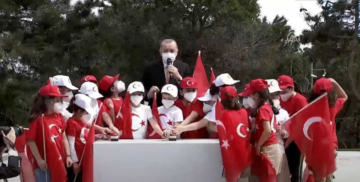 Cumhurbaşkanı Erdoğan, dünyanın en büyük Türk bayrağını çocuklarla göndere çekti