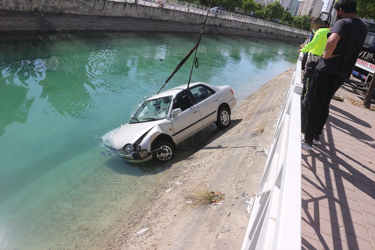 Adana'da araç sulama kanalına uçtu