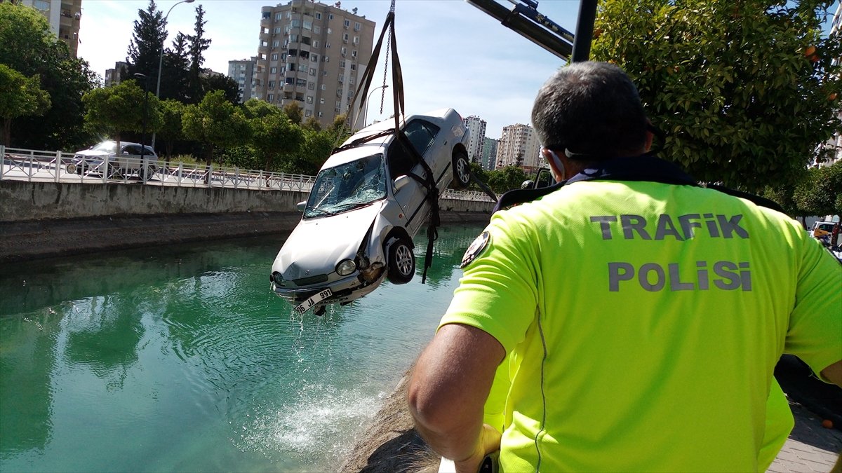 Adana'da araç sulama kanalına uçtu