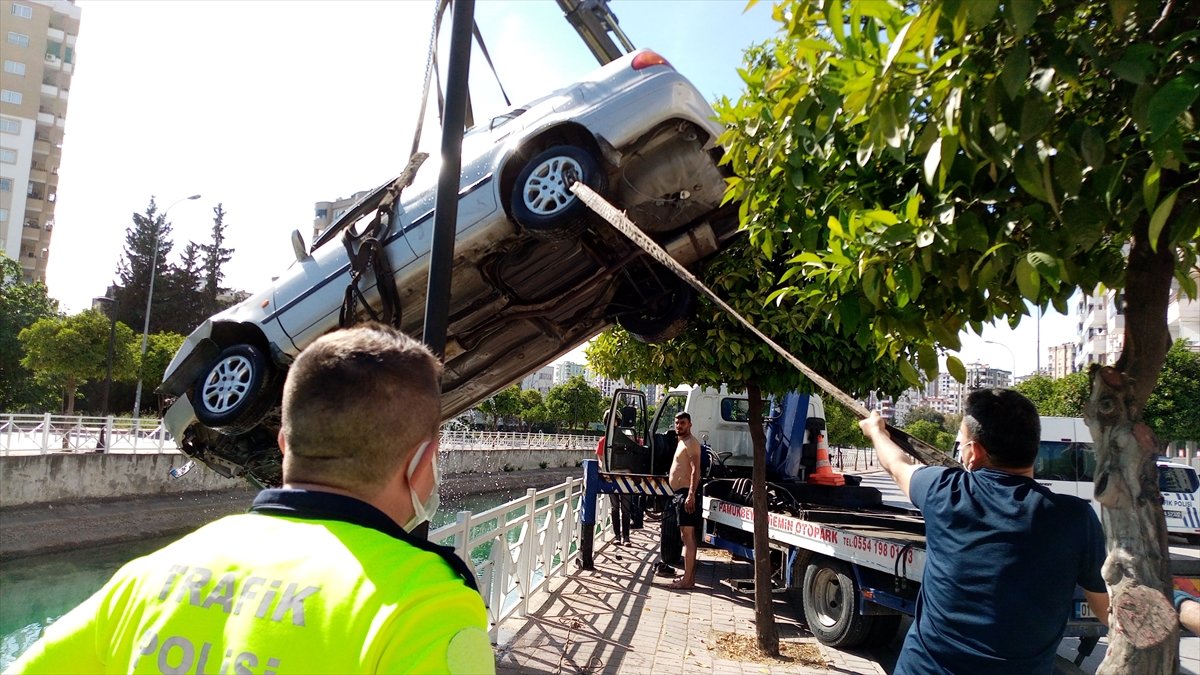 Adana'da araç sulama kanalına uçtu