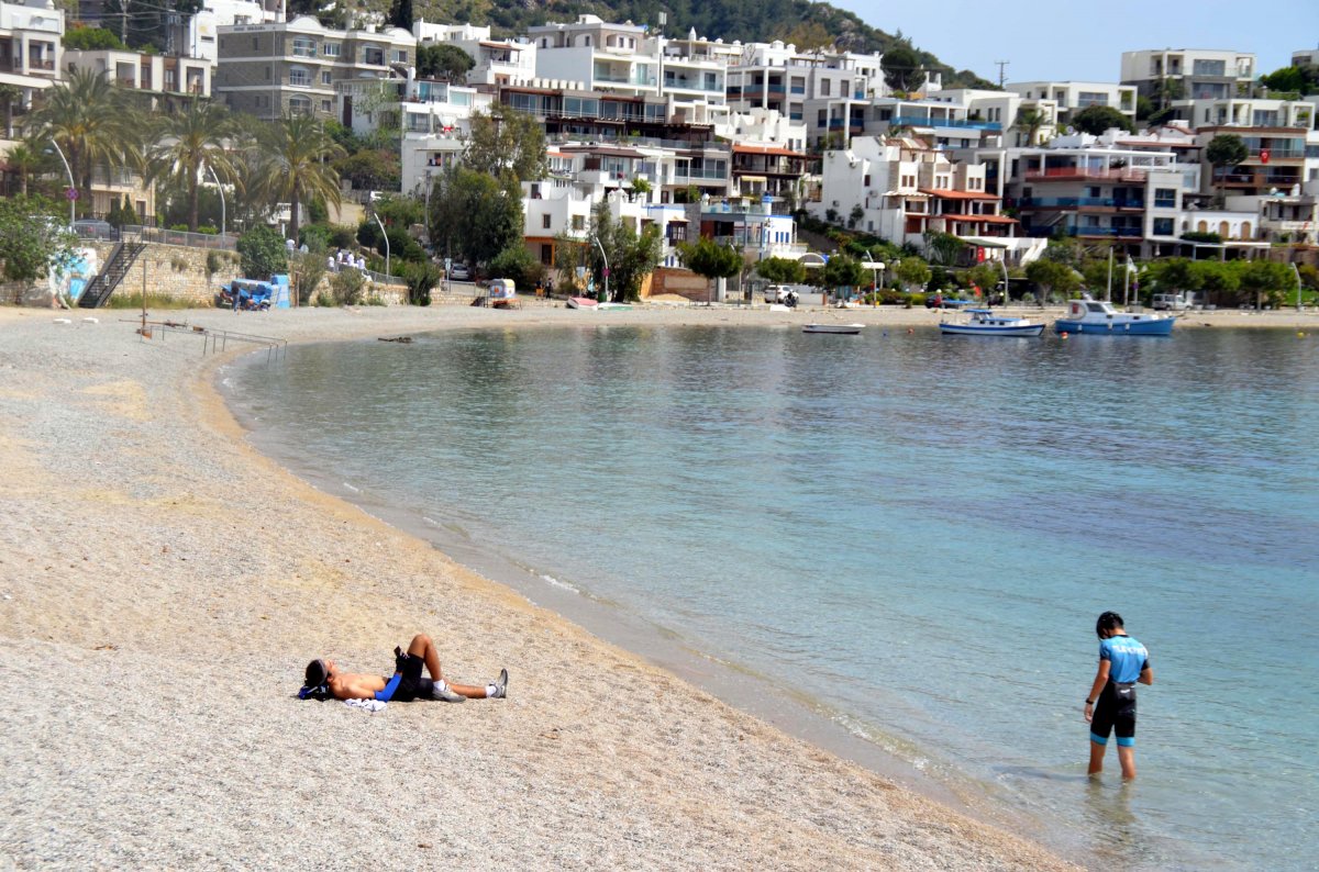 Bodrum'da boş kalan plajların keyfini turistler çıkardı