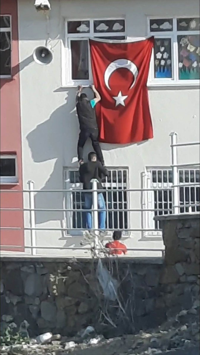 Yozgat'ta katlanan Türk bayrağını düzelten öğrenciler
