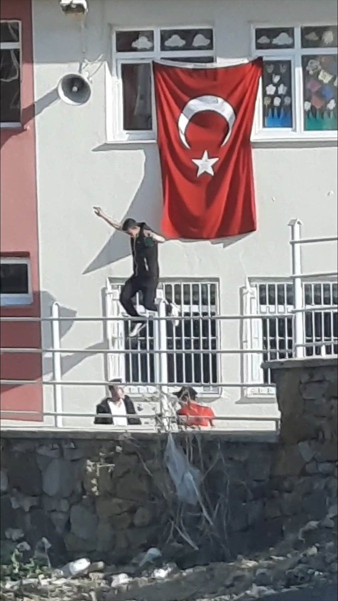 Yozgat'ta katlanan Türk bayrağını düzelten öğrenciler