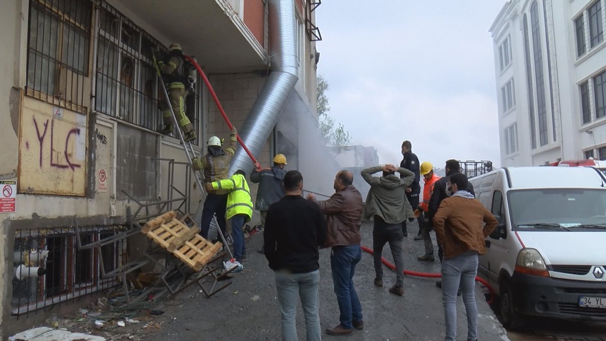 Arnavutköy'de hırdavat deposunda çıkan yangın can aldı