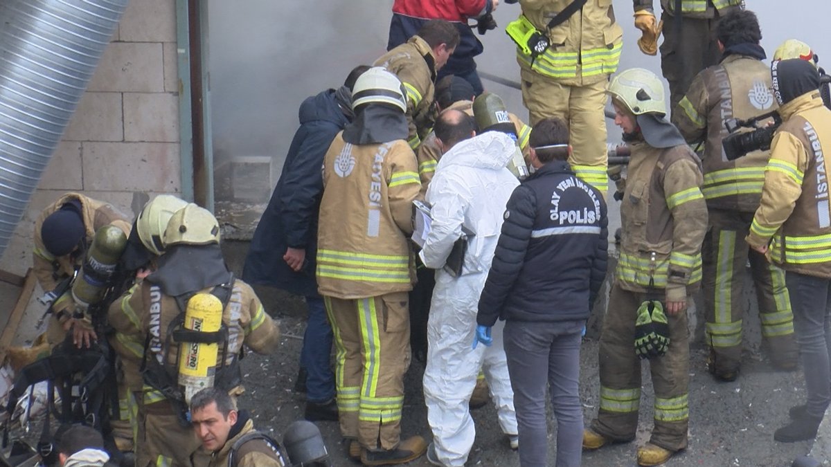 Arnavutköy'de hırdavat deposunda çıkan yangın can aldı