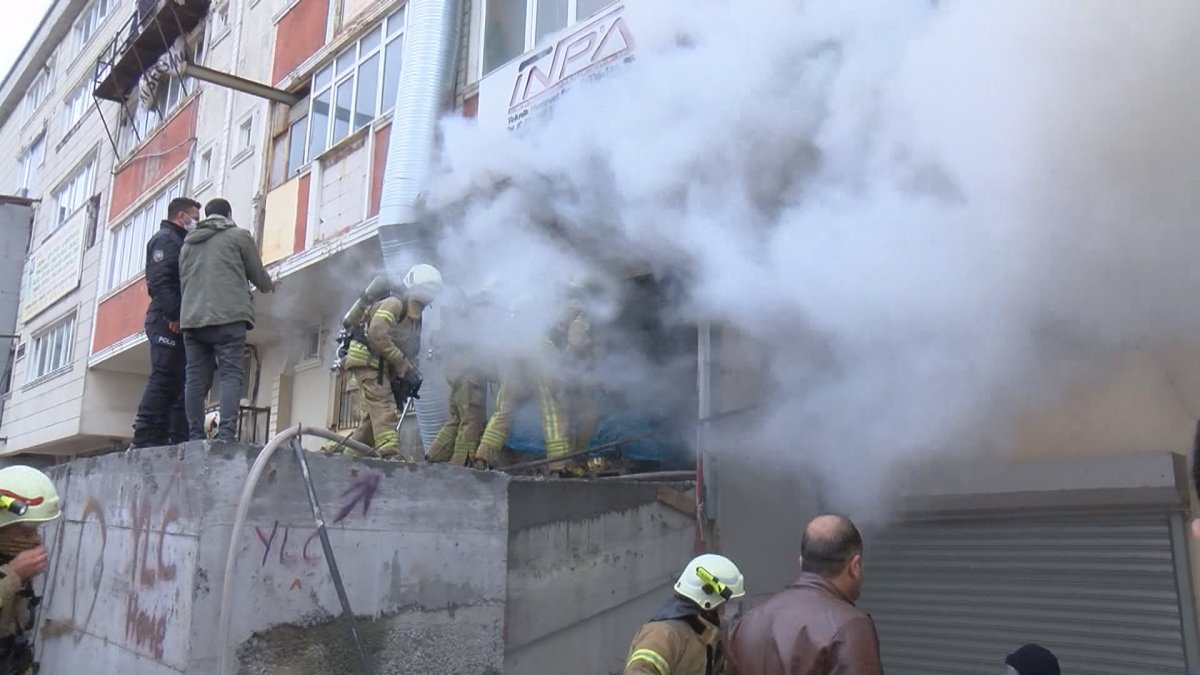 Arnavutköy'de hırdavat deposunda çıkan yangın can aldı