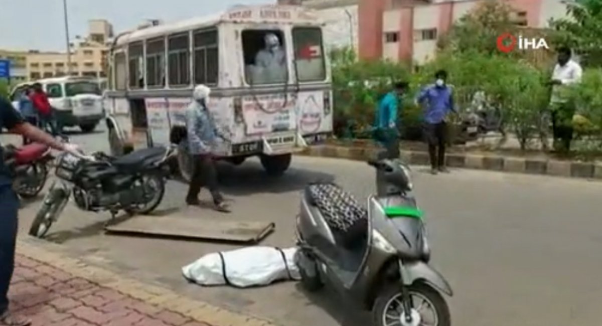 Hindistan’da ambulanstan ceset düştü